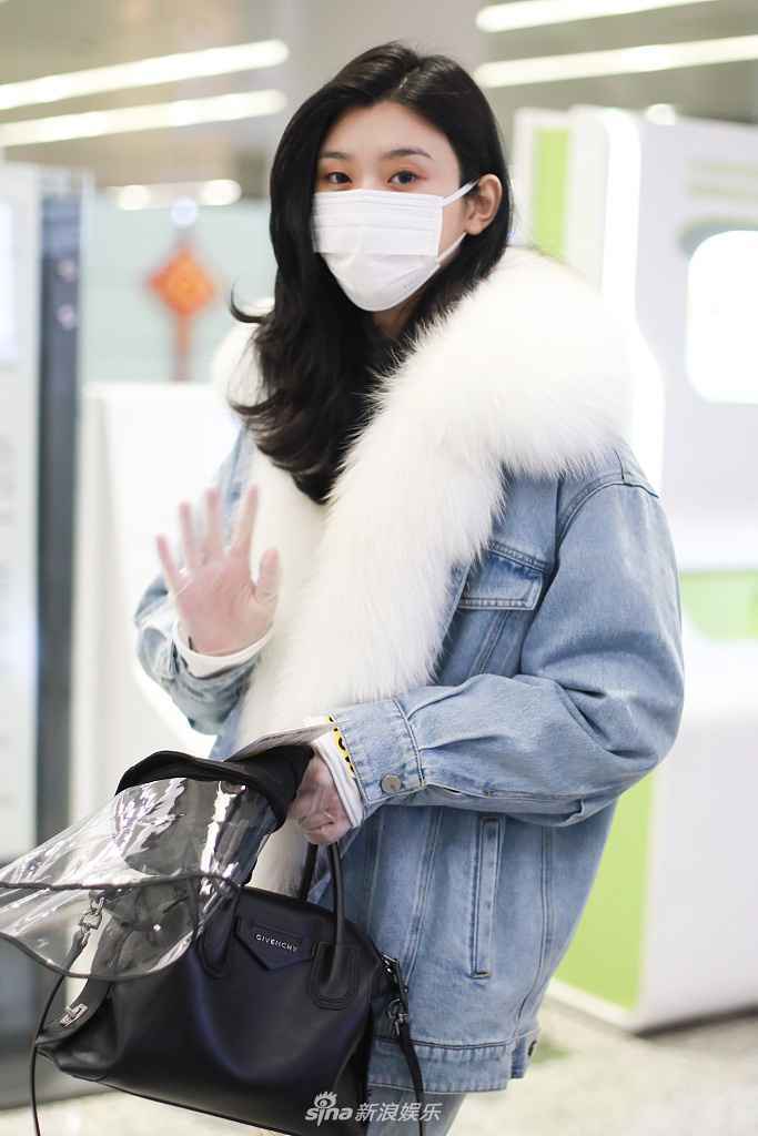 奚梦瑶牛仔套装现身长腿吸睛 戴橡胶手套防护细节到位