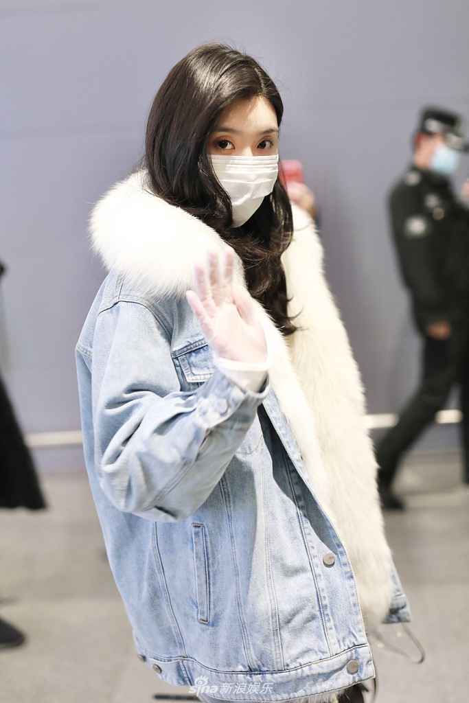 奚梦瑶牛仔套装现身长腿吸睛 戴橡胶手套防护细节到位