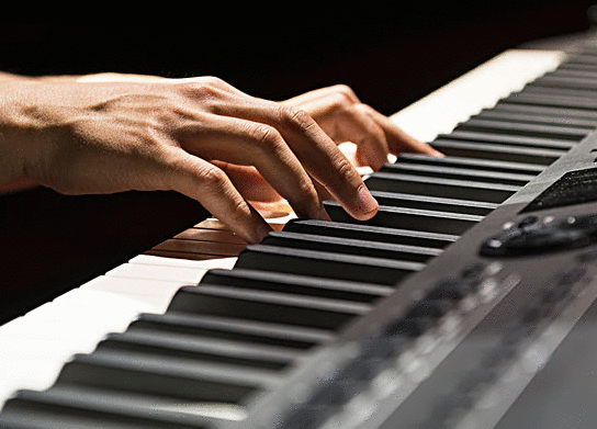 一个人弹琴技术的好坏与什么有关系？