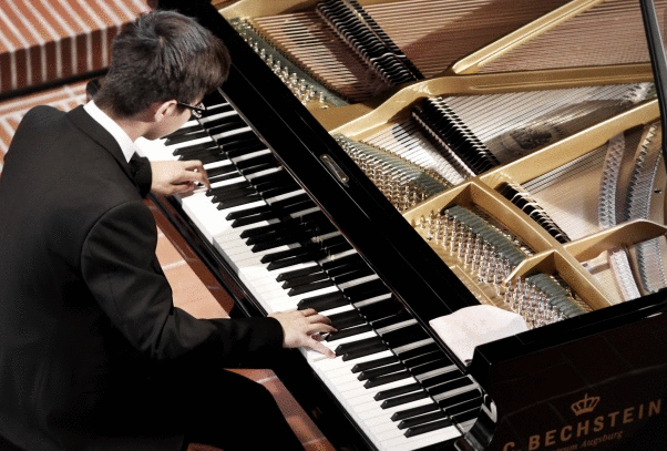 一个人弹琴技术的好坏与什么有关系？