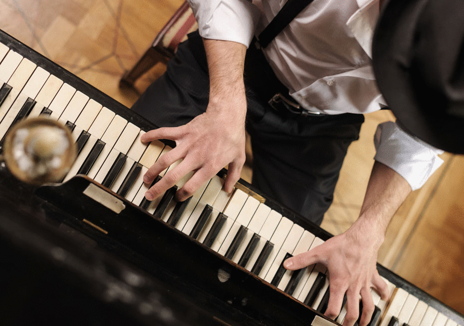 一个人弹琴技术的好坏与什么有关系？