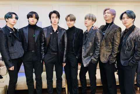 防弹少年团海内外同步发威 夺Gaon Chart 月榜、告示牌专辑榜冠军！