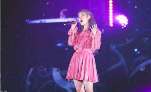 IU演唱会安可前得知具荷拉去世,唱响《Dear Name》