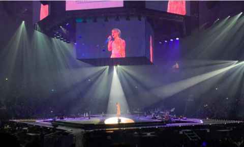 IU演唱会安可前得知具荷拉去世,唱响《Dear Name》