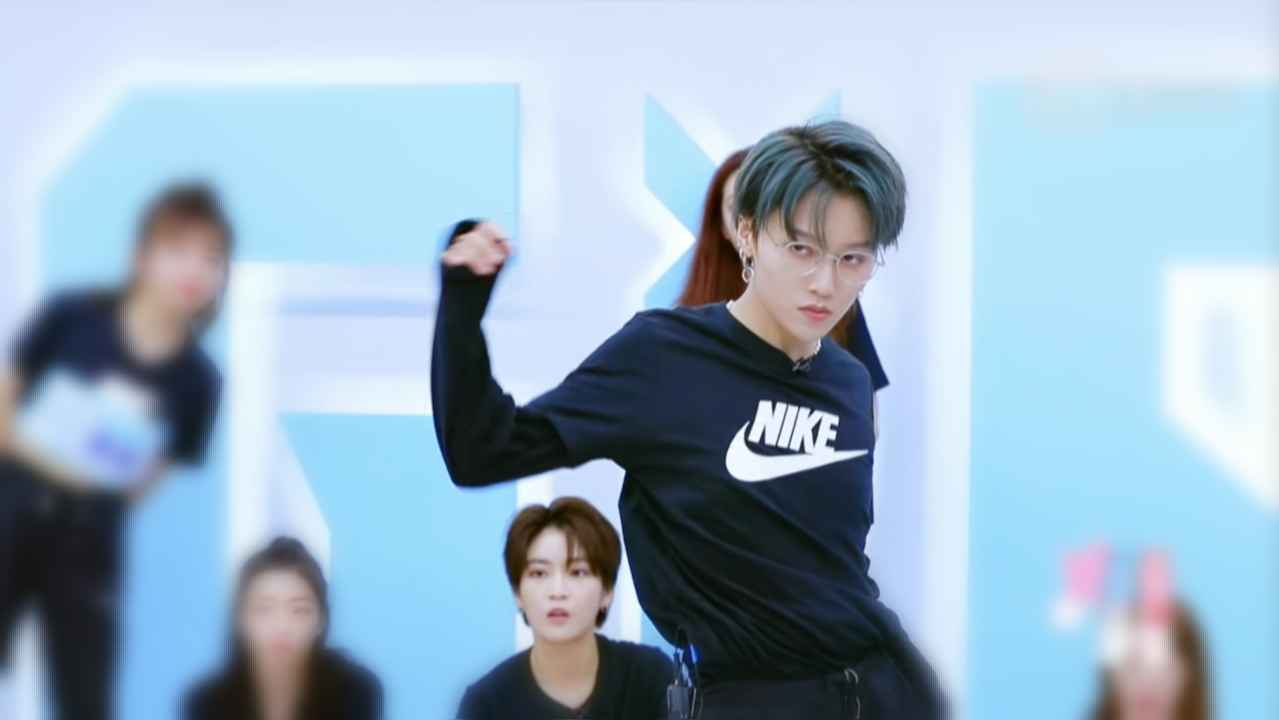 喻言刘雨昕竞争C位，虞书欣镜头被剪，《青春2》又开始作妖？