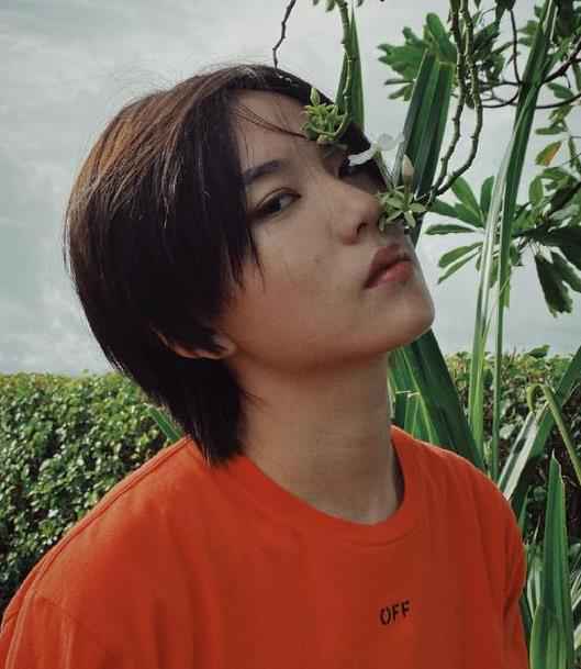 陆柯燃机场遭围堵 维护粉丝喊话代拍不要挤女孩子