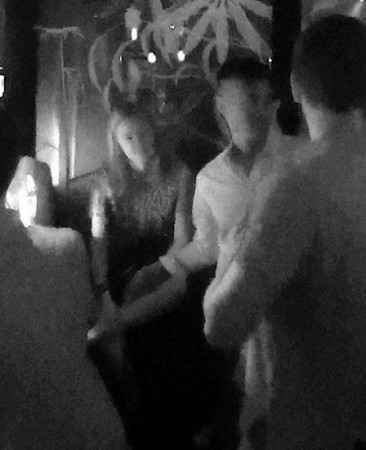 前天王嫂乐基儿再交新欢 夜店热聊被摸大腿