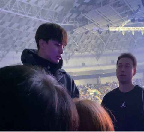 IU开唱「经理」吕珍九变身粉丝现身观众席