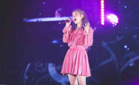 IU开唱「经理」吕珍九变身粉丝现身观众席