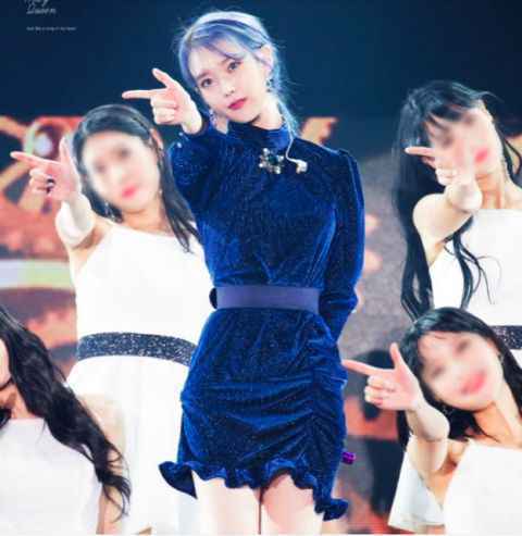 IU开唱「经理」吕珍九变身粉丝现身观众席