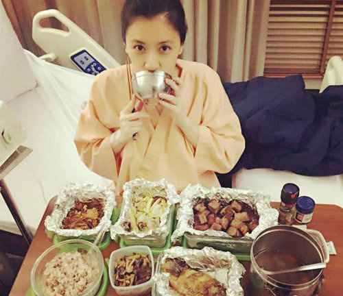 贾静雯入院待产修杰楷送饭 穿病号服吃大餐女王待遇