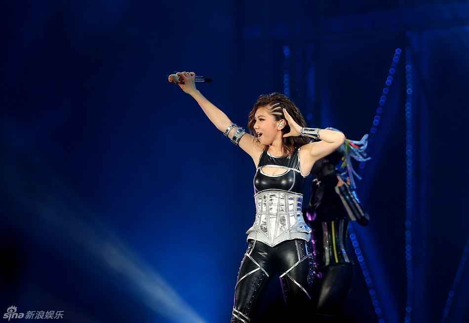 邓紫棋北京狂欢 劲歌热舞酥胸微露