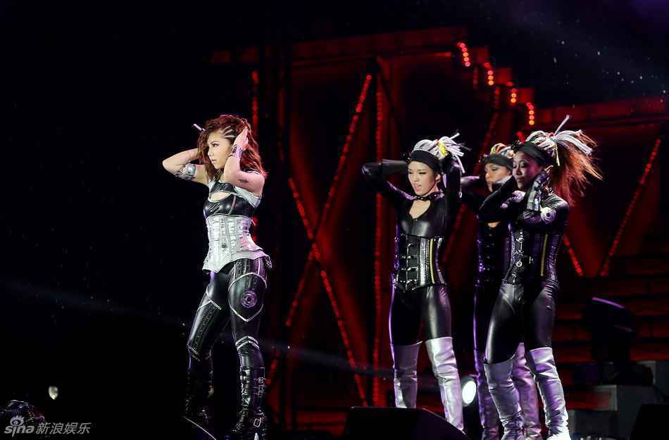 邓紫棋北京狂欢 劲歌热舞酥胸微露