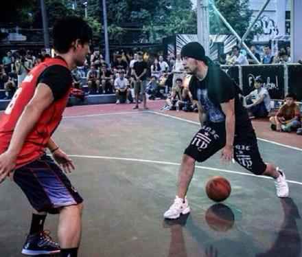 奶爸周杰伦抽空与好友打篮球 满脸胡茬显憔悴