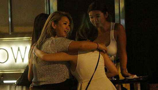 郑欣宜与姐妹夜店狂欢 穿细高跟惊现粗壮小腿