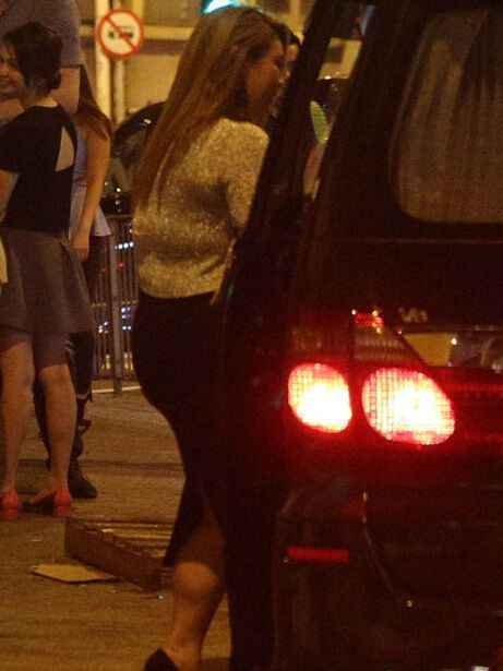 郑欣宜与姐妹夜店狂欢 穿细高跟惊现粗壮小腿