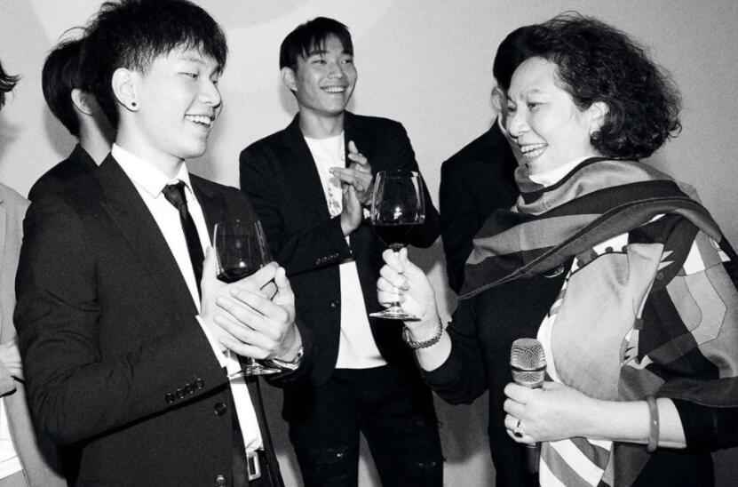 儿子陈尊佑0点晒照为陈坤庆生 感慨上次见面已是去年