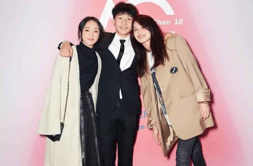 儿子陈尊佑0点晒照为陈坤庆生 感慨上次见面已是去年