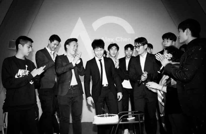 儿子陈尊佑0点晒照为陈坤庆生 感慨上次见面已是去年