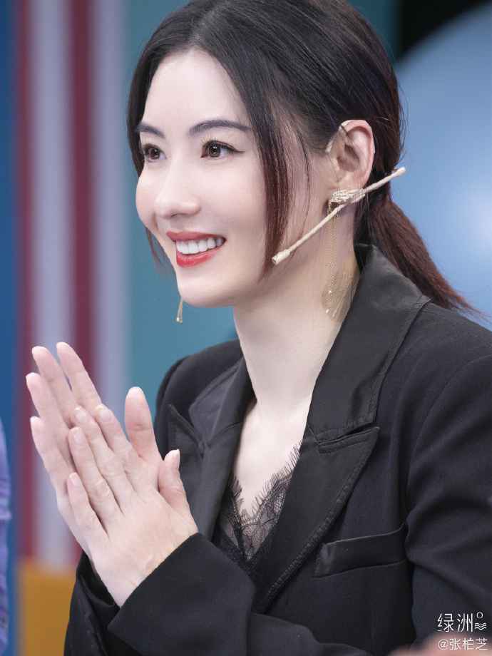 张柏芝绿洲晒美照庆小年 着西装外套酷飒十足冻龄如初