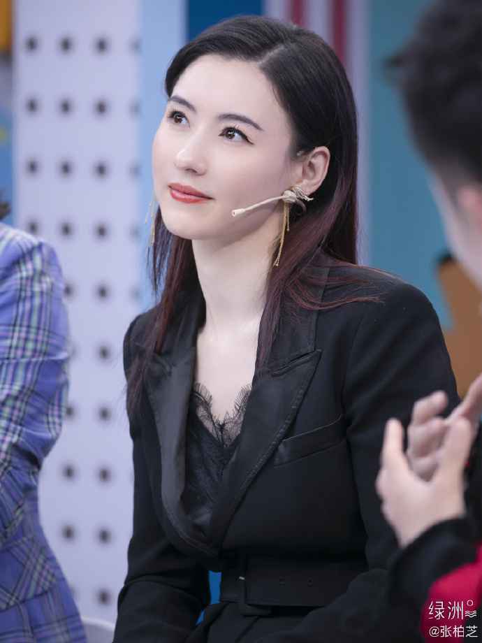 张柏芝绿洲晒美照庆小年 着西装外套酷飒十足冻龄如初