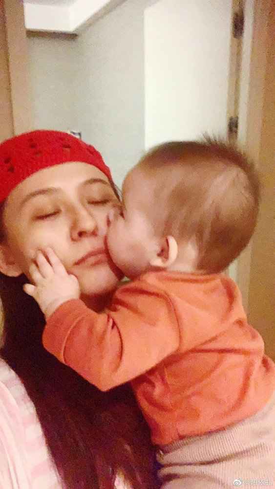 热依扎:背着吸奶器去试戏 哺乳期演水花很累却打心底高兴