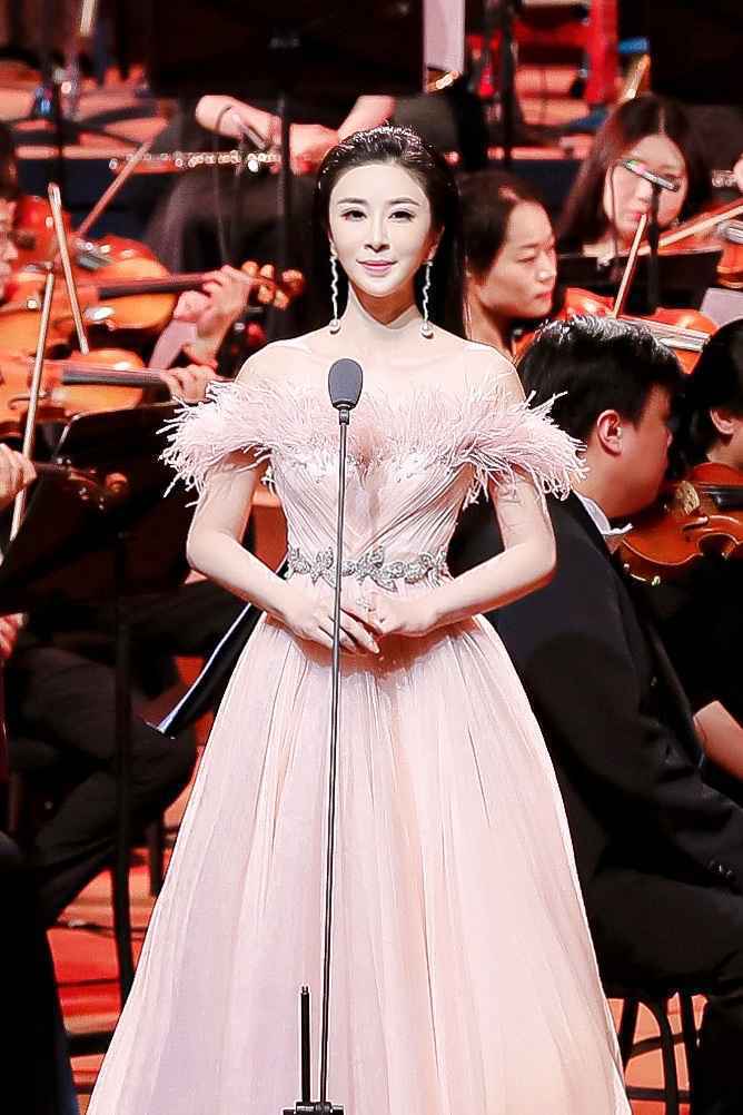 伊丽媛唱响国家大剧院《小康之歌》主题音乐会,用歌声礼赞新时代中国精神