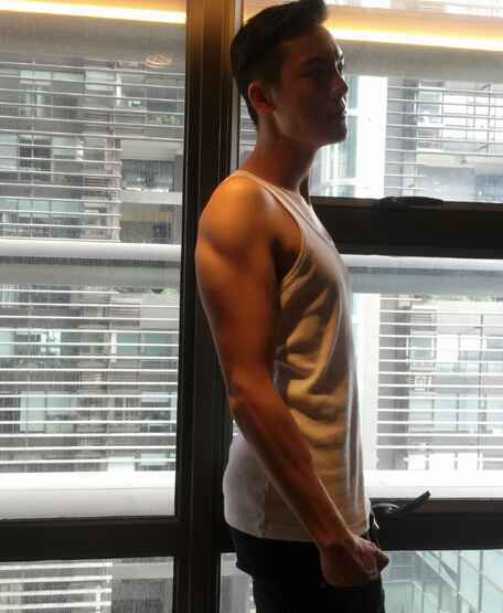 陈伟霆健身有成 麒麟臂、腹肌大放送