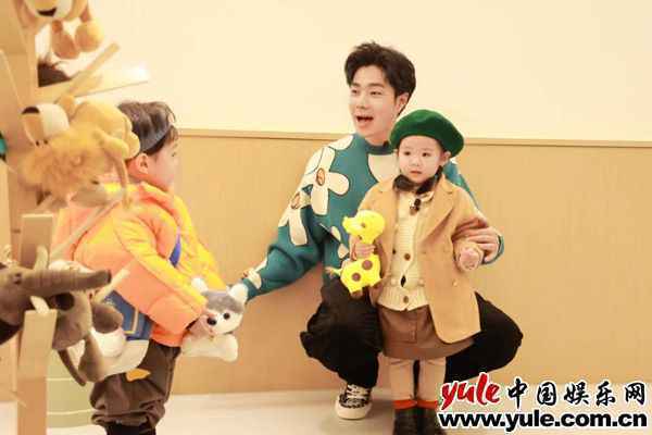 《爱上幼儿园6》竟然来了三位男老师!看袁成杰烧饼管栎如何“搞定萌娃”?