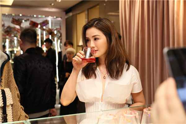 容祖儿 Twins挽手诠释“闺蜜情”