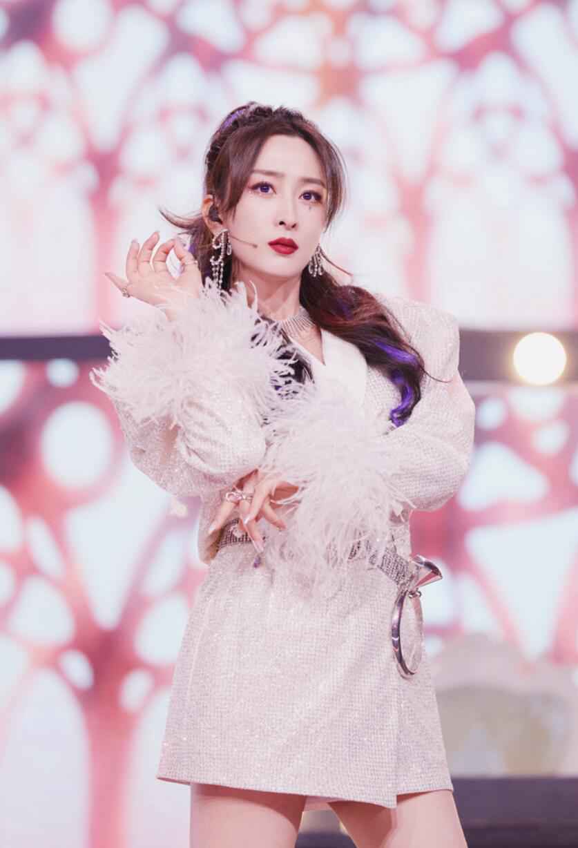 马苏甜飒亮相《家族年年年夜FAN》 惊艳演绎音乐剧直面质疑与挑战