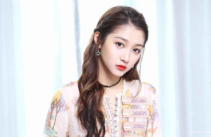 有一种优越叫关晓彤,跑男节目中,一样的制服穿出不一样的感觉