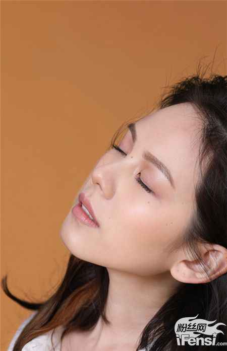 王诗安逸风淡雅尽显悸动夏日