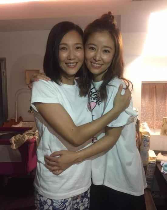 林心如张本渝合影 两人同年同月同日生