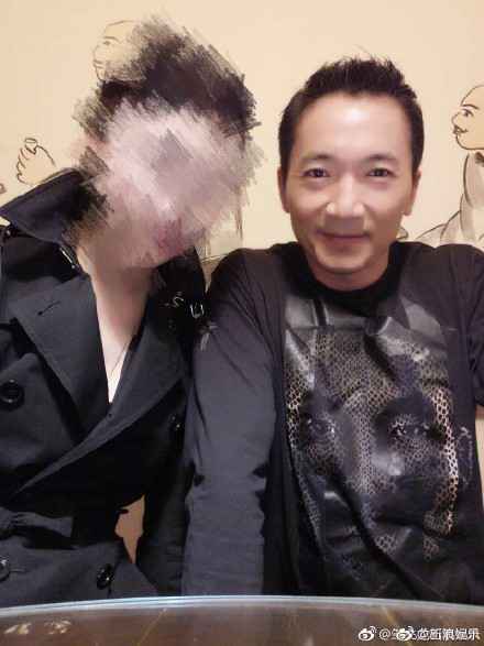 邹兆龙摸腿照删光!得饶人处且饶人