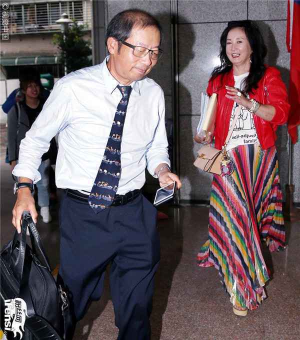 李敖非婚生女李文诉讼争产现身回头比一