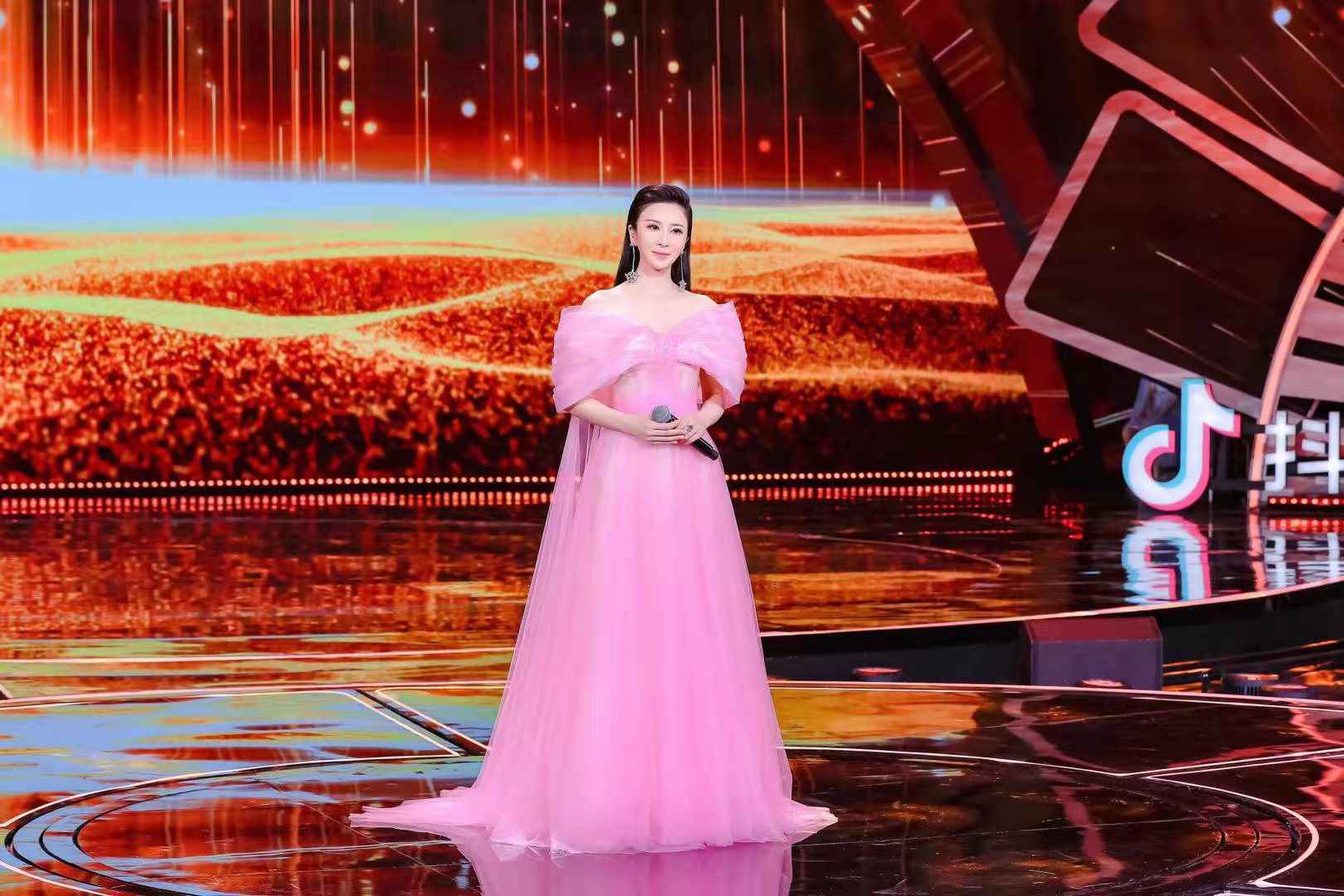 伊丽媛新作《百年再起航》霸屏压轴献唱各大卫视春晚,湖南卫视小年夜春晚首唱