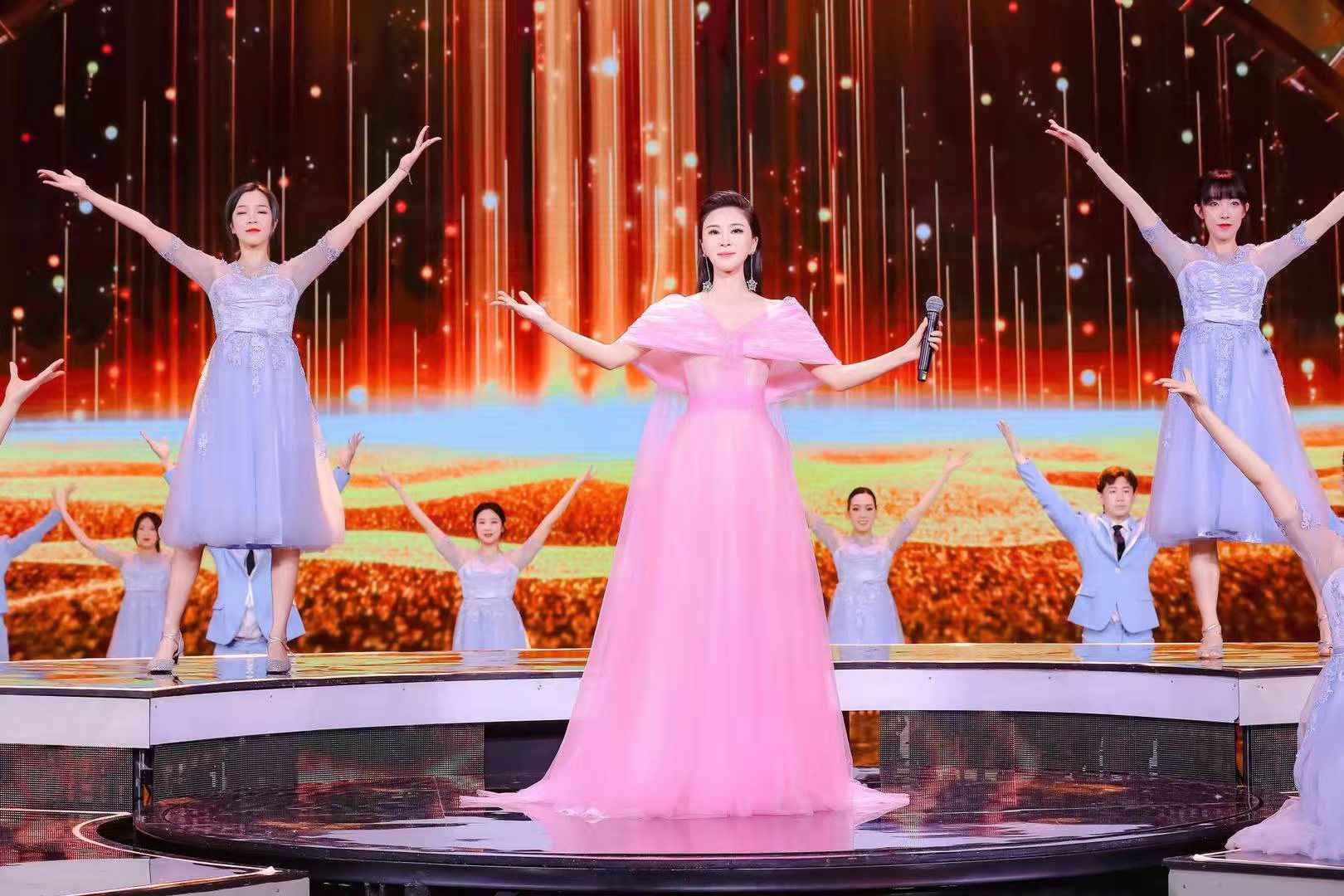 伊丽媛新作《百年再起航》霸屏压轴献唱各大卫视春晚,湖南卫视小年夜春晚首唱