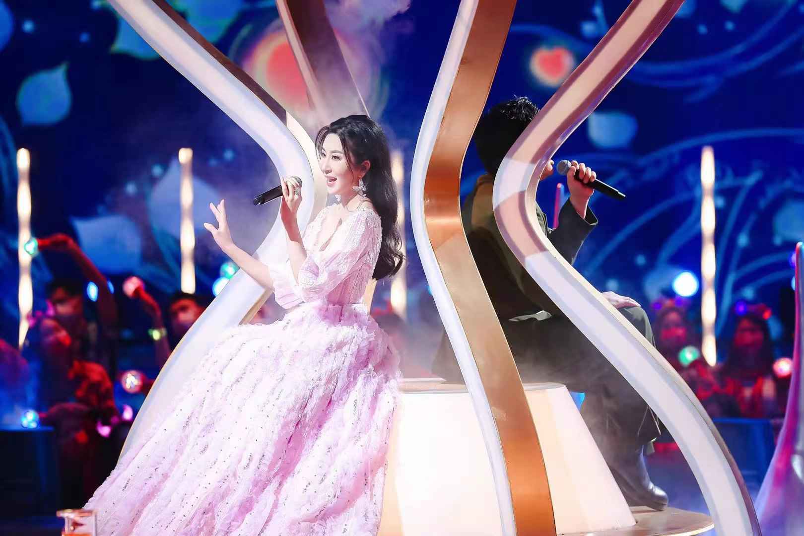 伊丽媛新作《百年再起航》霸屏压轴献唱各大卫视春晚,湖南卫视小年夜春晚首唱