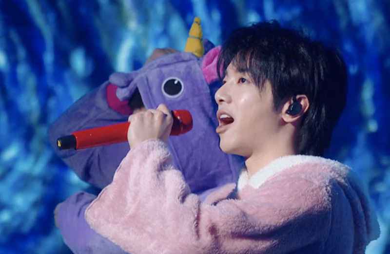 《王牌对王牌》中,华晨宇小动作,给人太多惊喜