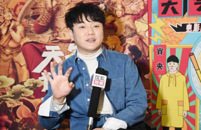 王太利女儿参加《青春有你2》，肖央再次鼓劲加油，却艾特错人，反应可爱