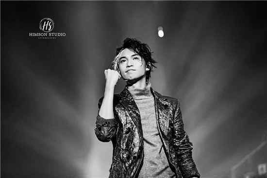 何乾樑最新单曲《整个世界都是你》首发