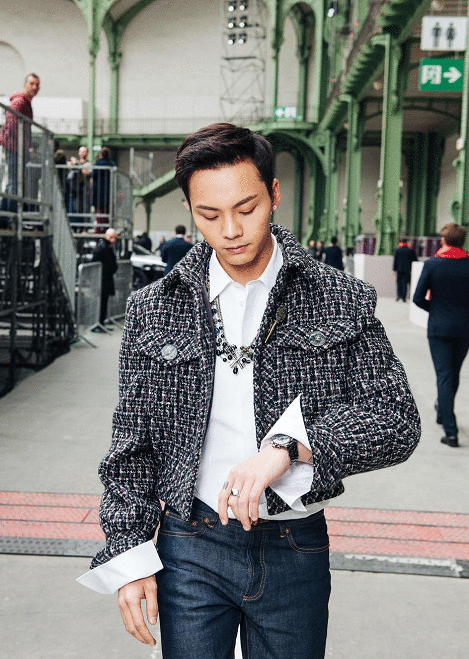 陈伟霆巴黎上演混搭风 颜值高怎样都帅