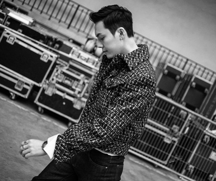 陈伟霆巴黎上演混搭风 颜值高怎样都帅