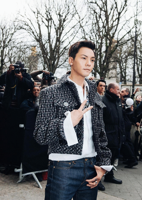 陈伟霆巴黎上演混搭风 颜值高怎样都帅