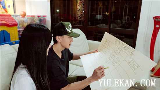 初恋夫妇《婚前21天》策划宅家婚礼 吴尊中文教学趣味解读“宅”