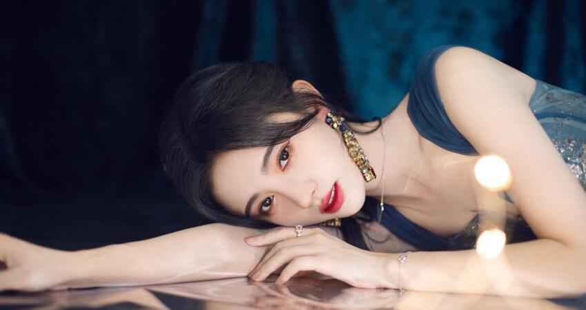 鞠婧祎波光氛围感大片释出 妆容精致温柔妩媚