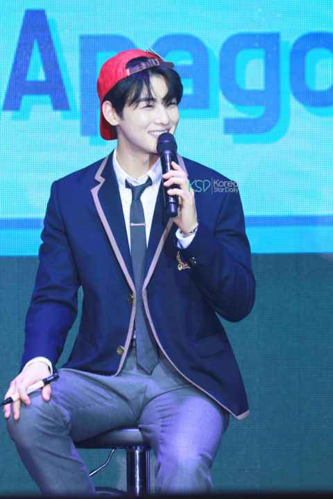 车银优香港见面会频以「心心」回馈粉丝