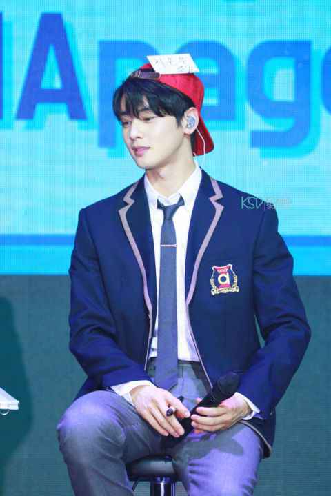 车银优香港见面会频以「心心」回馈粉丝