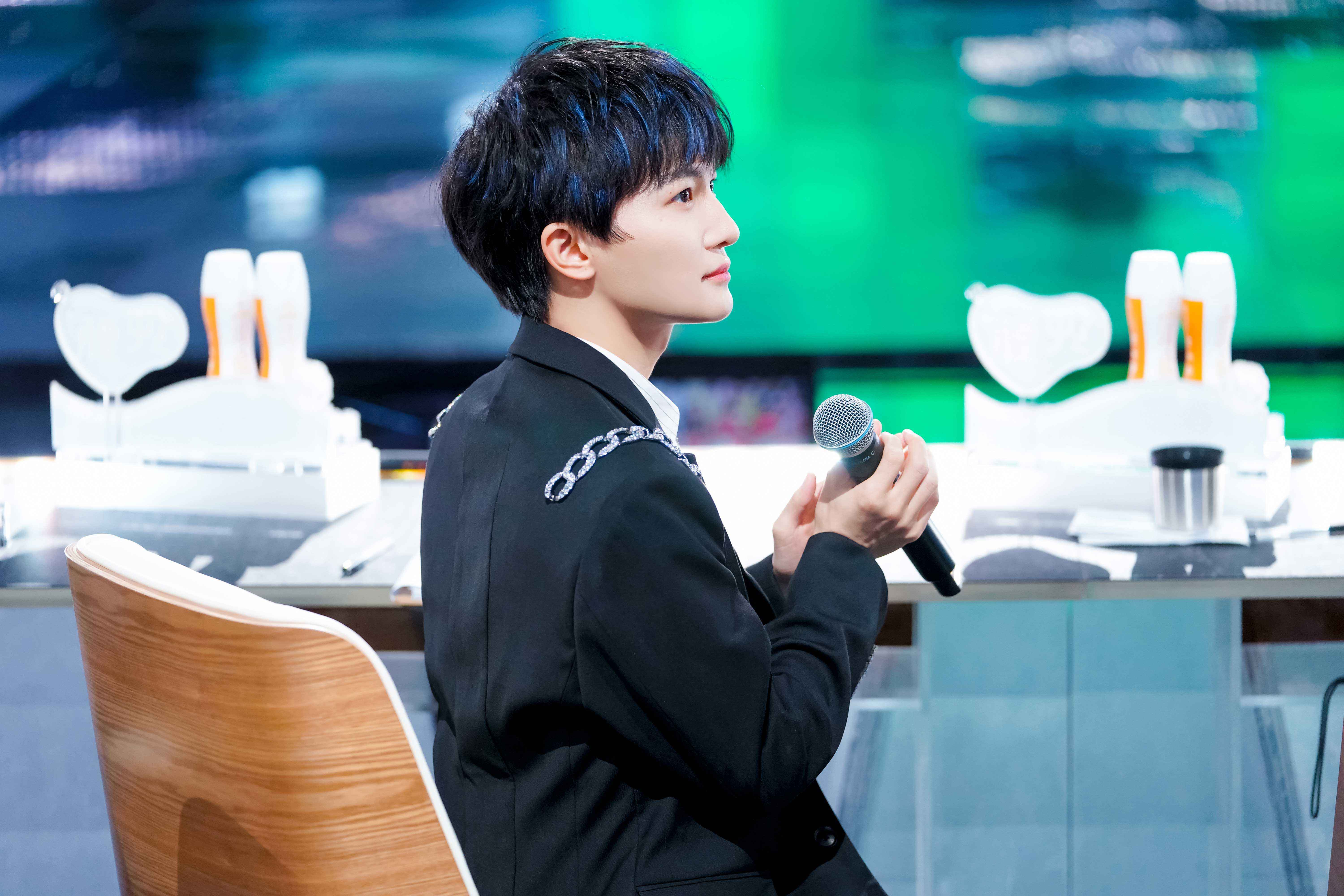 《创造营2021》首播 邓超开启唱跳舞台首秀